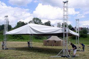 Střecha 10 x 7 + pódium 8 x 6 m