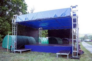 Střecha 10 x 7 + pódium 8 x 6 m